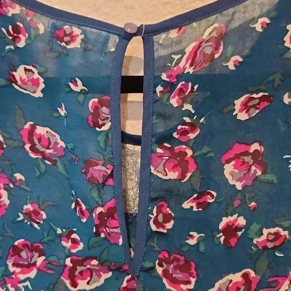 Dream Out Loud Lace Top - Picture 8 of 9